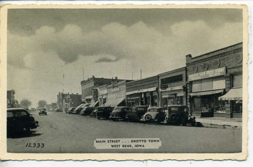 WEST BEND IOWA 1930s CARS DOWNTOWN MAIN STREET SCENE VINTAGE POSTCARD 