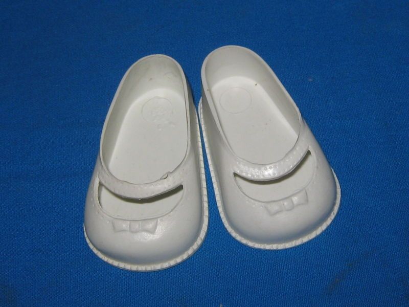 VINTAGE WHITE VINYL DOLL SHOES  SIZE 4 T  