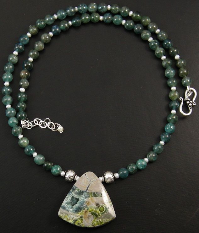   GREEN WAVELLITE DRUZY PENDANT GREEN APATITE ROUND BEAD NECKLACE  