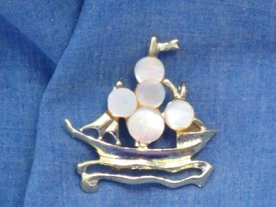 BOAT SHIP SAILBOAT GOLDTONE+MOP Mother of Pearl VTG PIN BROOCH MINT 