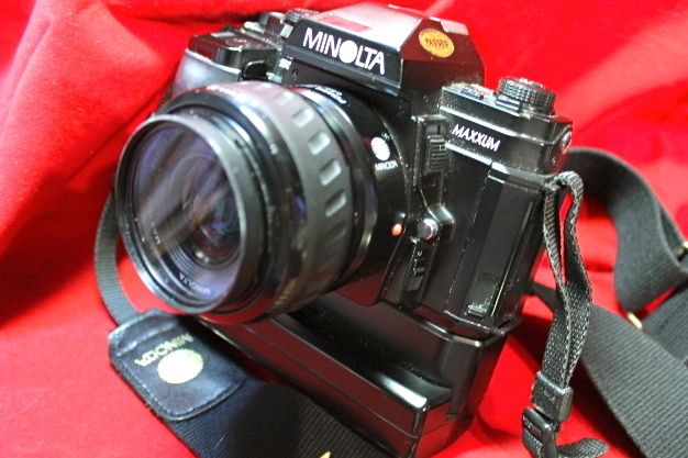 MINOLTA 9000 35MM SLR FILM CAMERA/WITH BATTERY PACK/AND PROGRAM BACK 