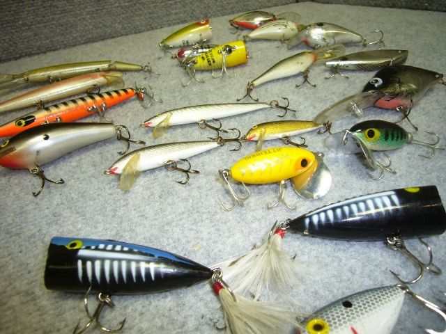 HUGE VINTAGE FISHING LURES LOT 24 HEDDON LURE FISH HOOK MULTI LINE ROD 