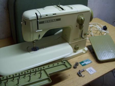 BERNINA RECORD 730 SEWING MACHINE w / foot pedal & ACCESSORIES  