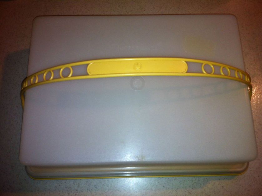 VINTAGE TUPPERWARE CAKE COOKIE KEEPER WITH HANDLE 9 X 13  